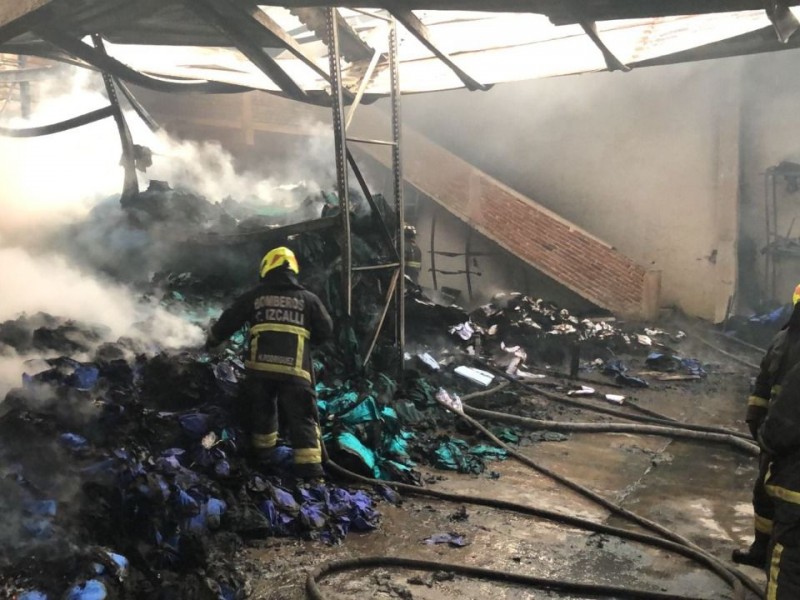 Controlan incendio en fábrica de colchones de Tultitlán