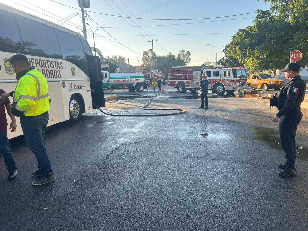 Se incendia camión oficial de deportistas de Guasave