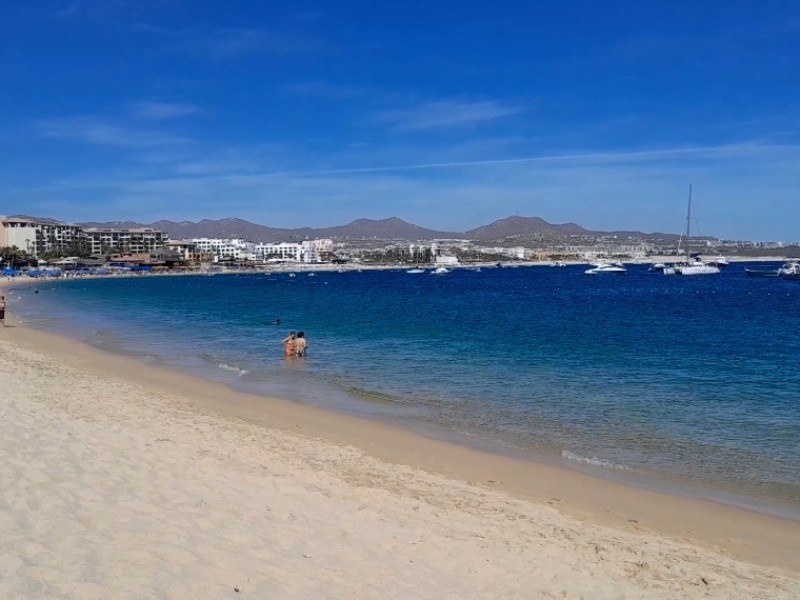 Turistas disfrutan de la Playa del Médano