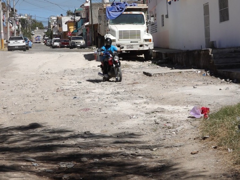 10 años de abandono calle ubicada atrás de Clínica 5