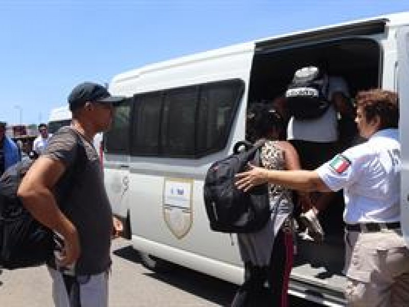 148 migrantes hacinados en un tráiler al este de México