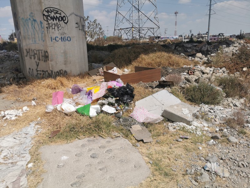 Abandonan basura y escombro en Las Arboledas