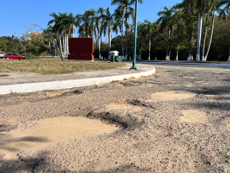 Acceso a playa Quieta en pésimo estado; lleno de baches