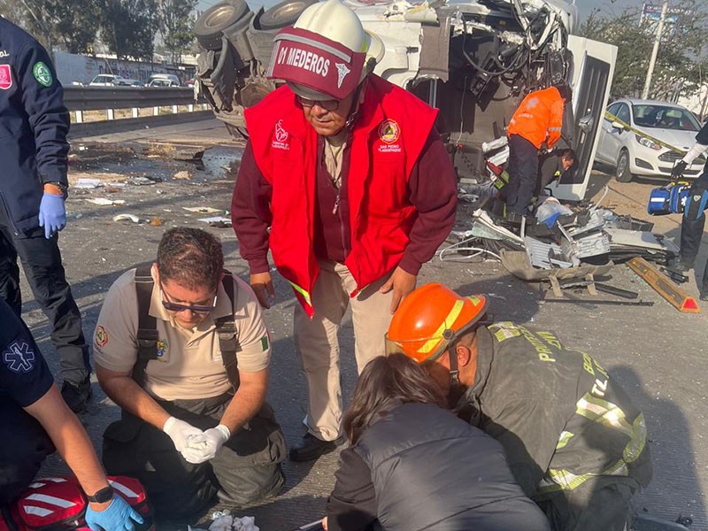 Accidente de tractocamión en Periférico Sur dejó tres heridos