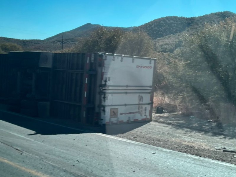 Accidente en carretera Ímuris-Cananea causa tráfico lento.