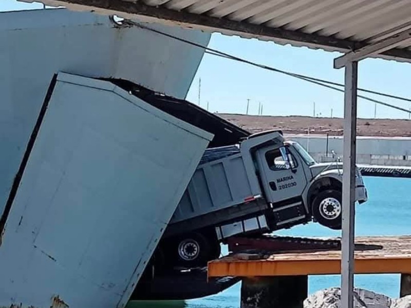 Accidente en puerto Pichilingue por maniobra fallida de dompe