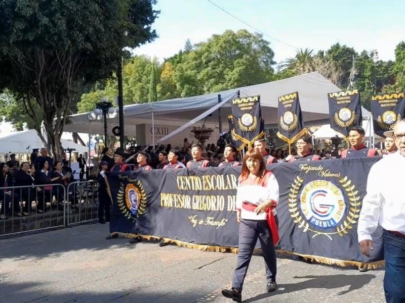 Acuden poblanos a presenciar desfile cívico-militar