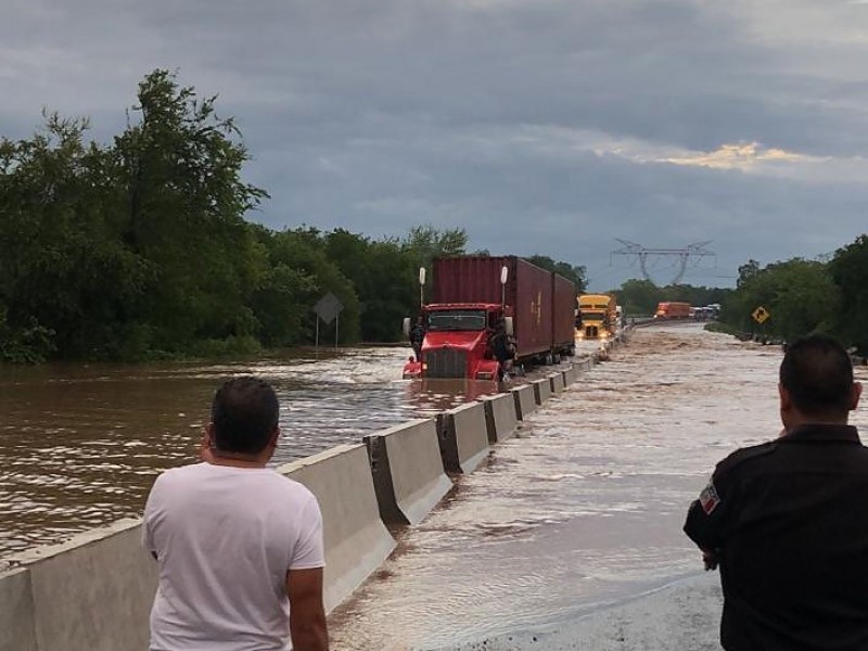 Afecta circulación vehícular inundación en Autopista Colima Manzanillo