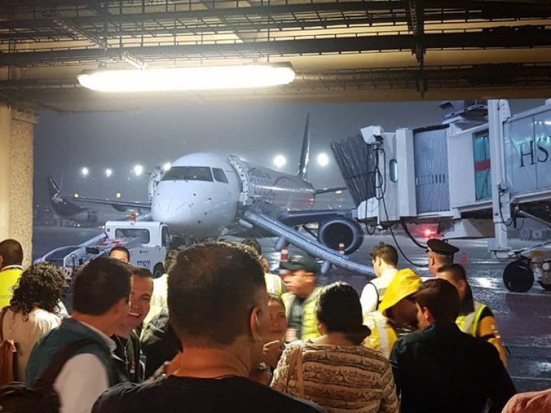 Alarma de fuego provocó desalojo de avión; CDMX