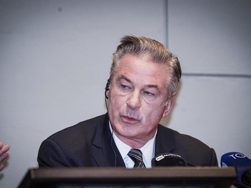 Alec Baldwin demanda a fiscales por acusación injusta en 'Rust'