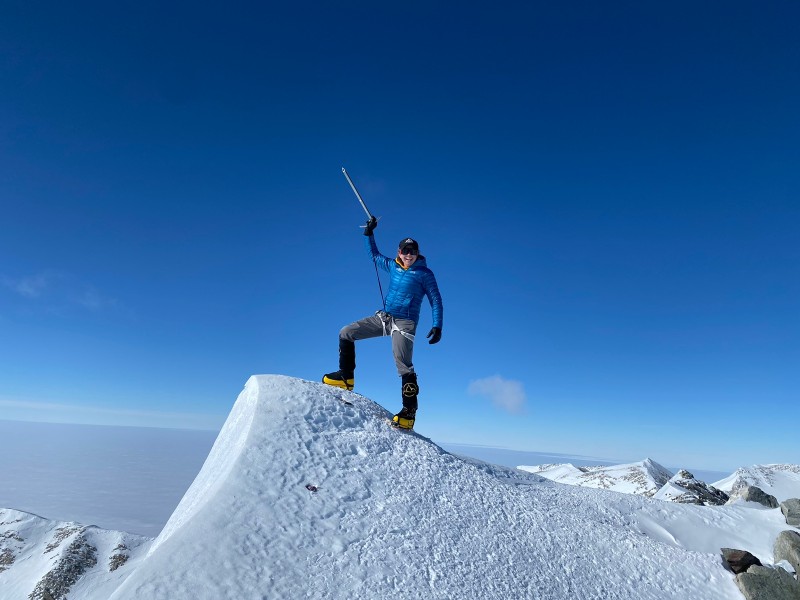 Alpinista leonesa hace historia al conquistar la Antártida