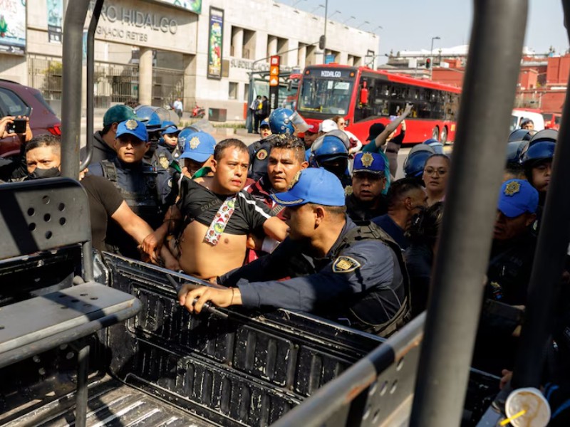 Ambulantes y policías se enfrentan por operativo en CDMX