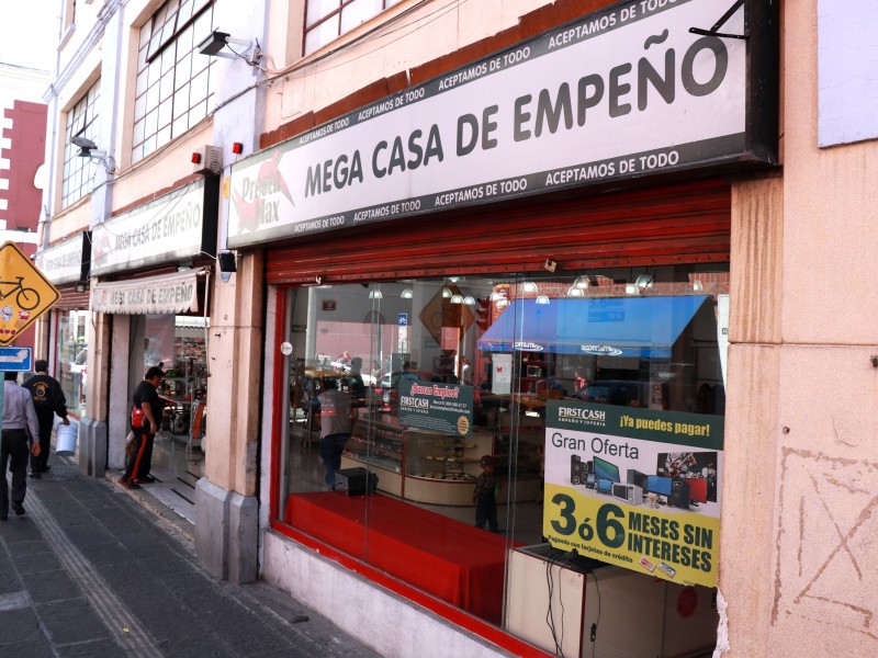 Ante cuesta de enero, poblanos asisten a casas de empeño | MEGANOTICIAS