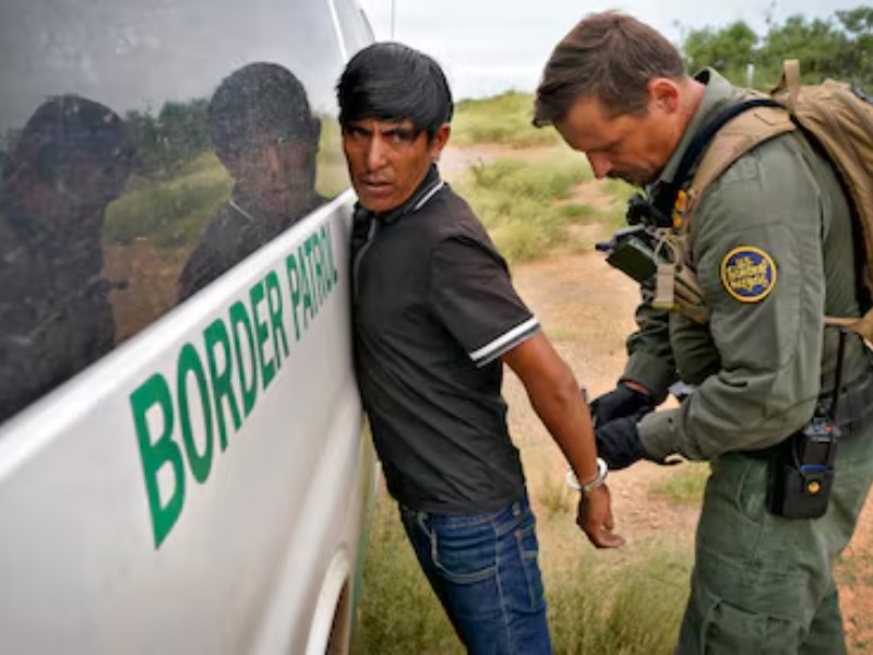 Arizona aprueba severa ley que criminaliza a migrantes