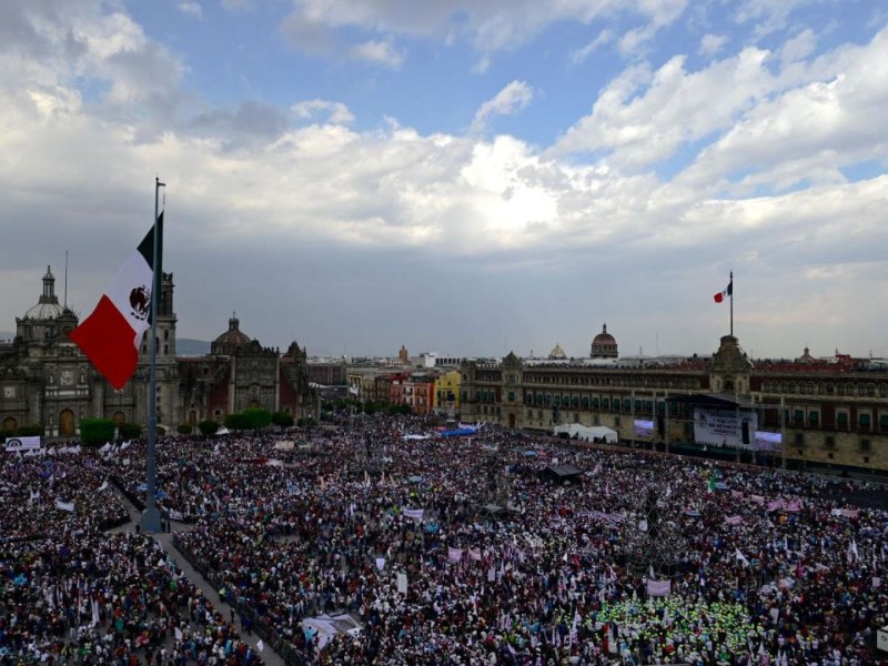 Asamblea en el Zócalo continúa tras acuerdo con Trump