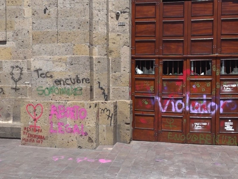 Atienden Iglesia daños a edificios religiosos tras protestas del 8M