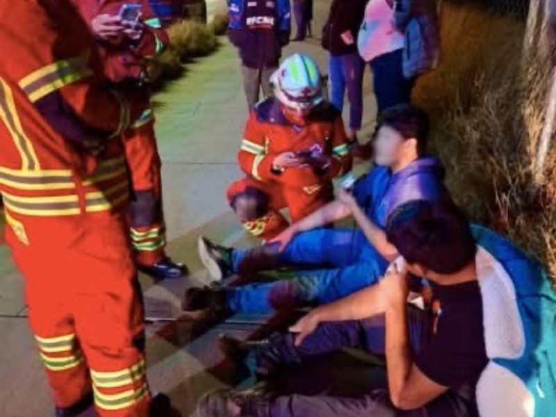 Auto vuelca tras choque en carretera a Tlacote