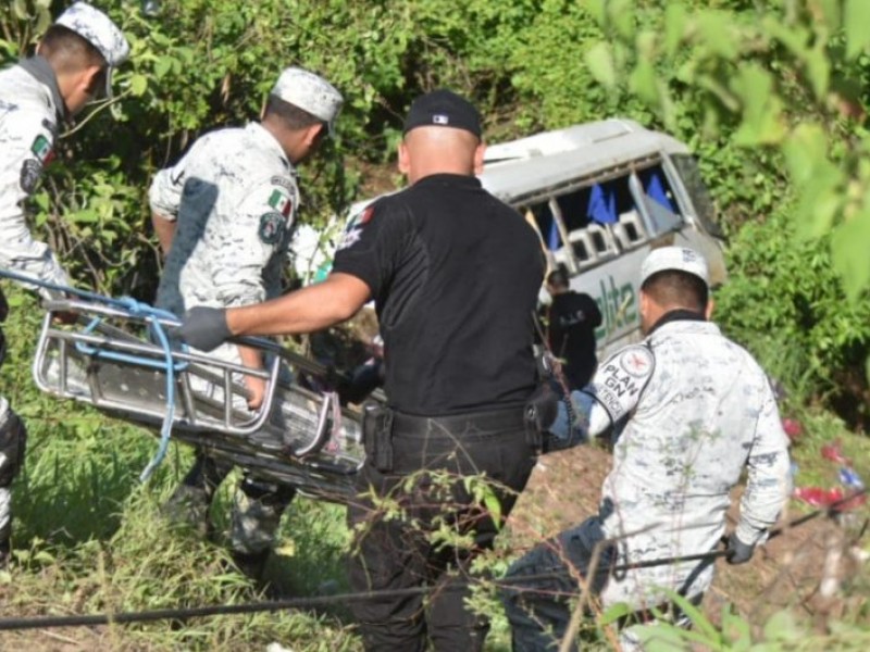 Autobús cae a barranco en Nayarit, mueren 17 personas