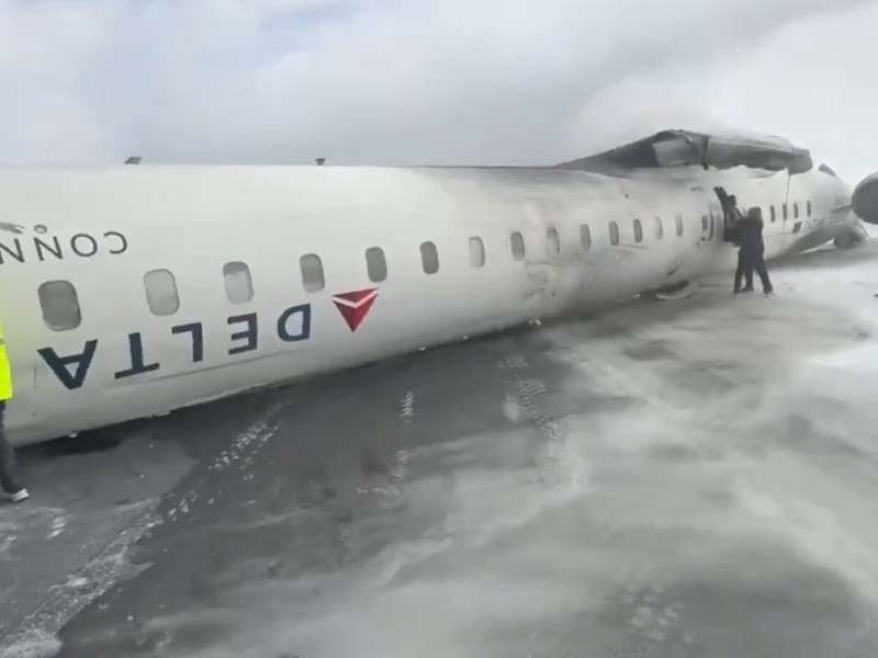 Video: Avión sufre accidente en Aeropuerto de Toronto, Canadá