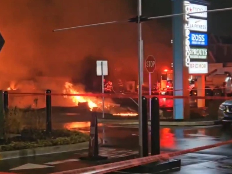 Se estrella ambulancia aérea mexicana en zona residencial de Filadelfia