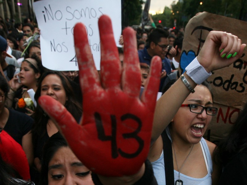 Ayotzinapa: Manifestantes lanzan petardos a zona militar