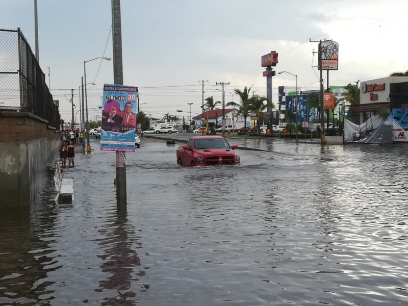 Basura en calles causa inundación en Mazatlán