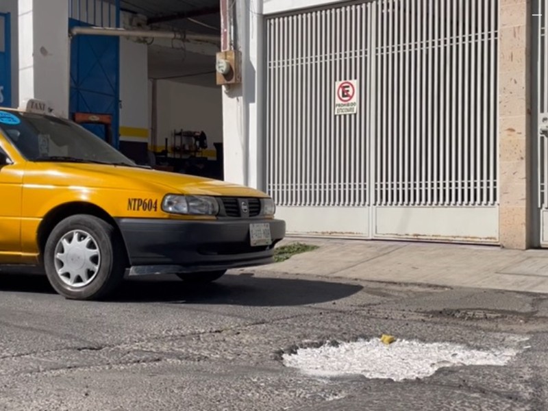 Batallan dos años con bache sin solución en calle Monterrey