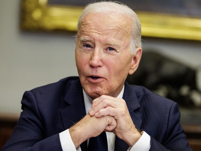 Biden condona deuda a 150 mil estudiantes