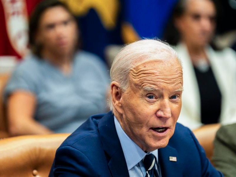 Biden pide a Trump dejar las mentiras sobre los huracanes