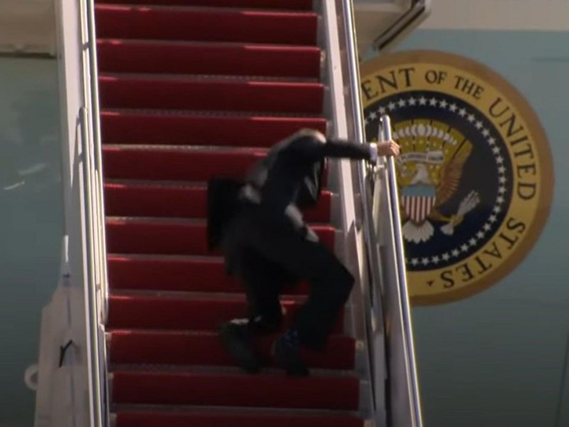 Biden se cae tres veces al subir escaleras del avión