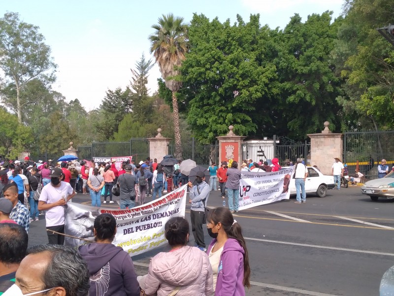 Bloquean ciudadanos Libramiento frente a Casa Michoacán