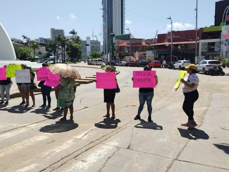 Bloquean  Costera de Acapulco por jóvenes detenidos