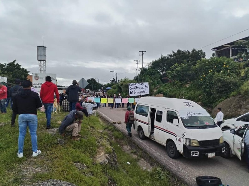 Bloquean entrada a Atlixtac por maestros y hospital