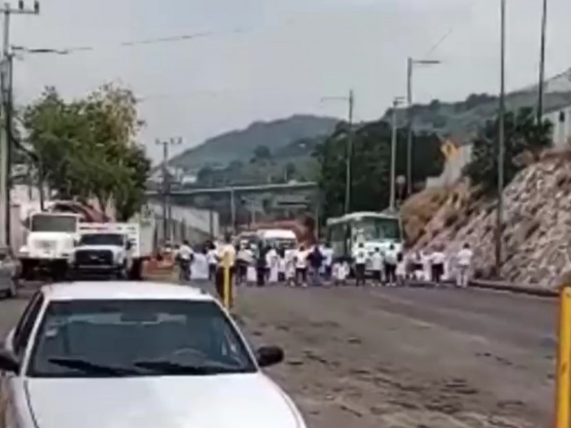 Bloquean la avenida Gustavo Baz en Tlalnepantla | MEGANOTICIAS
