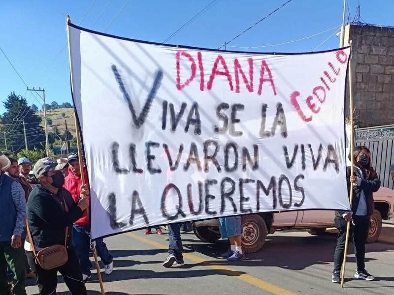 Bloquean la carretera Joquicingo-Malinalco, por supuesta desaparición de una joven