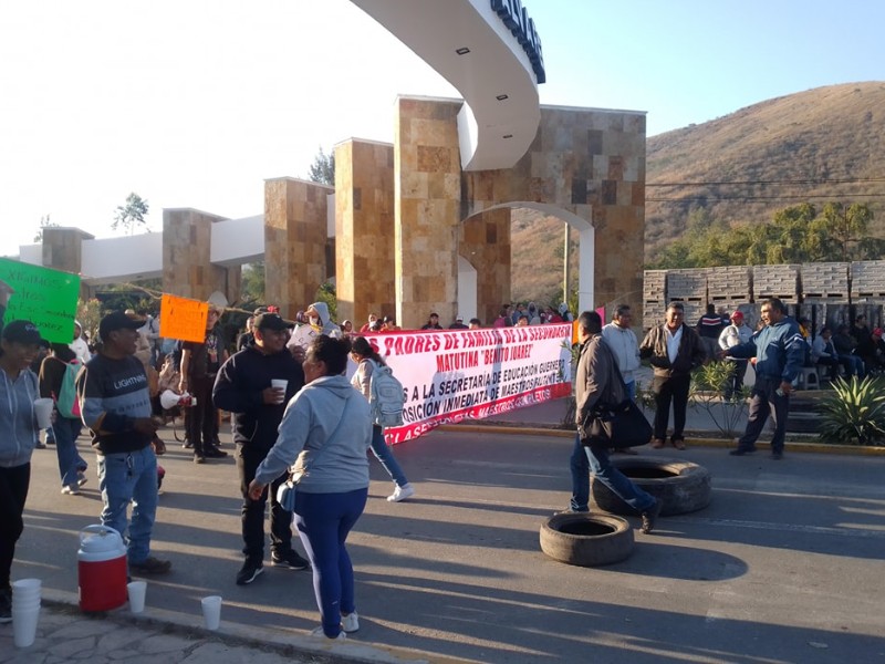 Bloquean la entrada a Chilapa; exigen maestros de secundaria