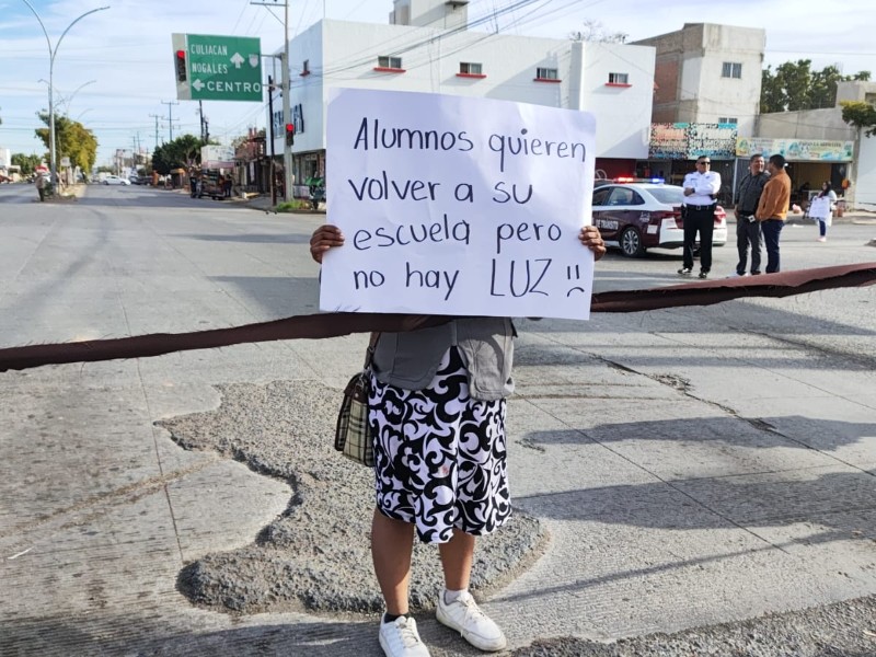 Bloquean Rosendo G Castro, exigen electricidad en primaria Miguel Alemán