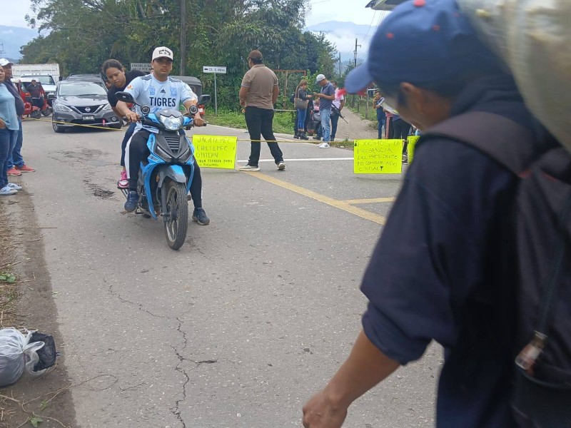 Bloqueo carretero en Valle Nacional por proyecto de relleno sanitario