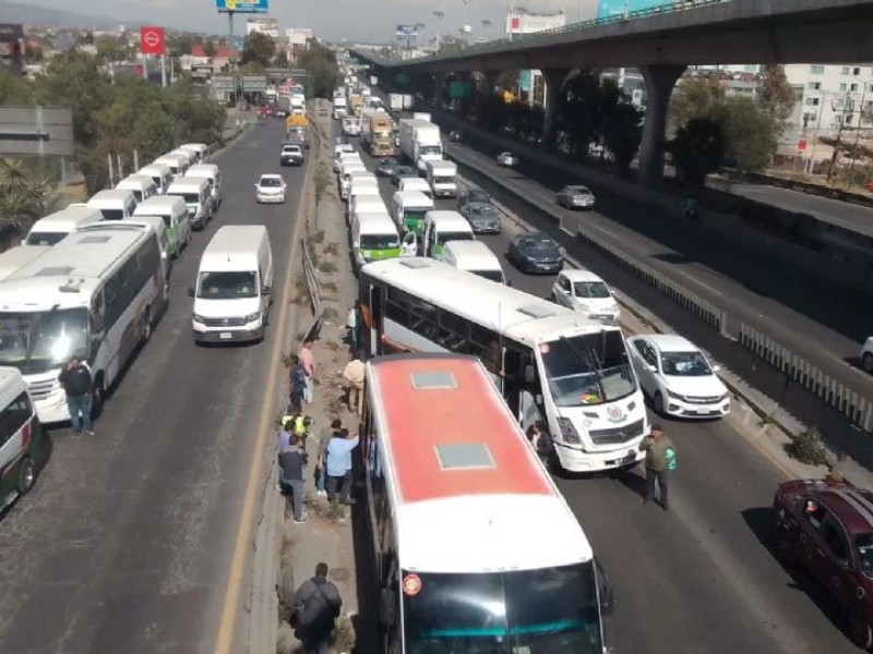 Bloqueo de transportistas provoca caos vial en la México-Querétaro