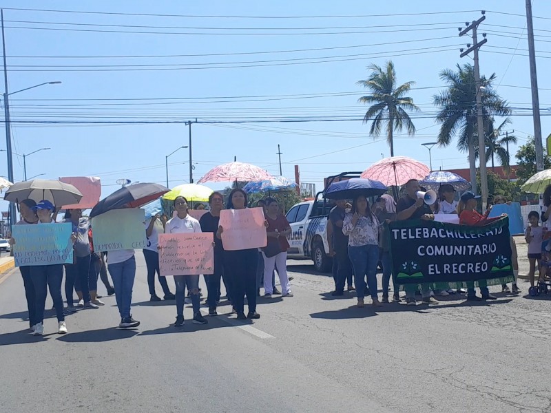 Bloqueo en Mazatlán por instalación eléctrica irregular en Telebachillerato