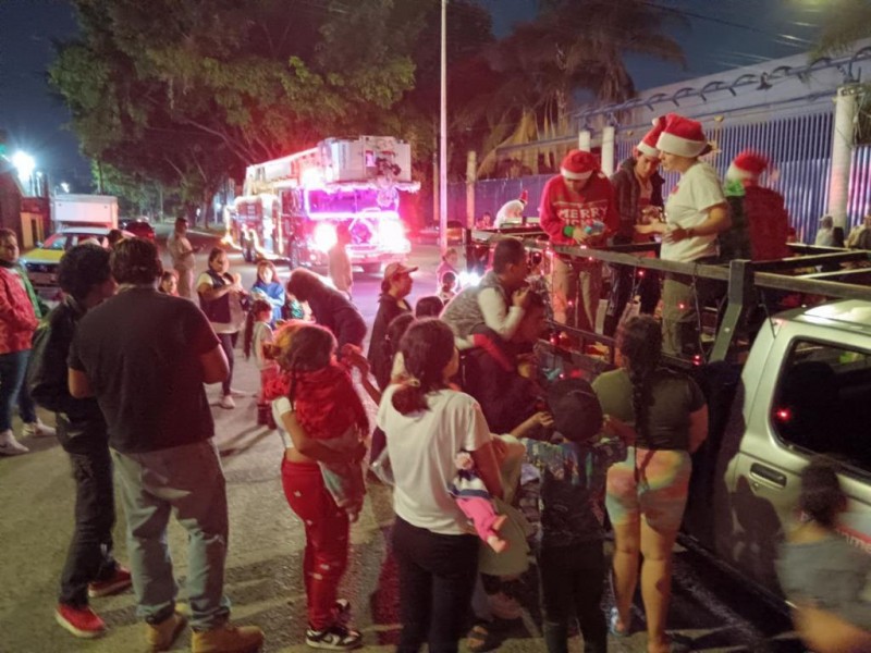 Bomberos de Guadalajara reparten 500 juguetes en dos colonias