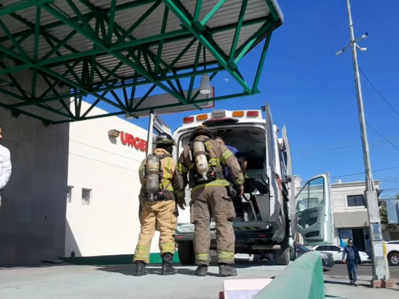 Bomberos sofocan conato de incendio en ambulancia