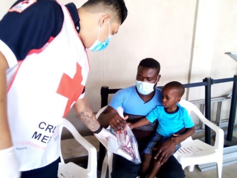Brinda asistencia  Cruz Roja a migrantes en frontera sur