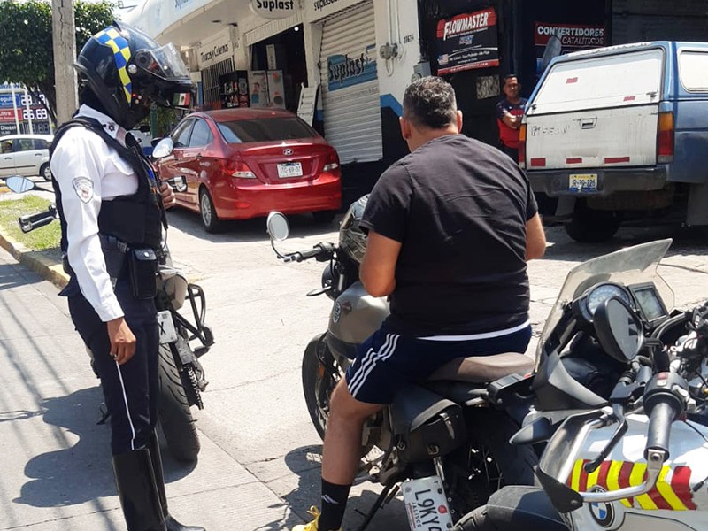 Buscan restringir paso de motos en carriles centrales de avenidas