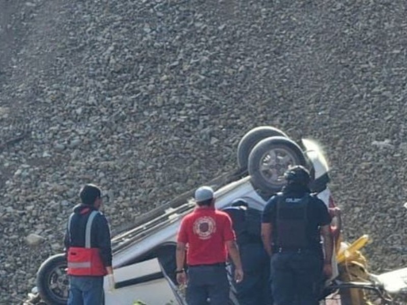 Cae automóvil del puente Armería al transitar por autopista Colima-Manzanillo