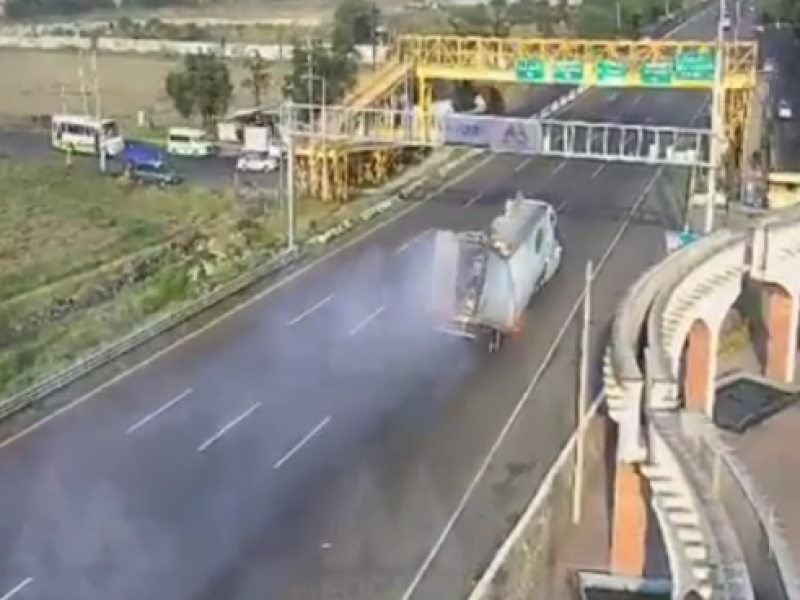 Caja de tráiler se parte en dos en la México-Toluca