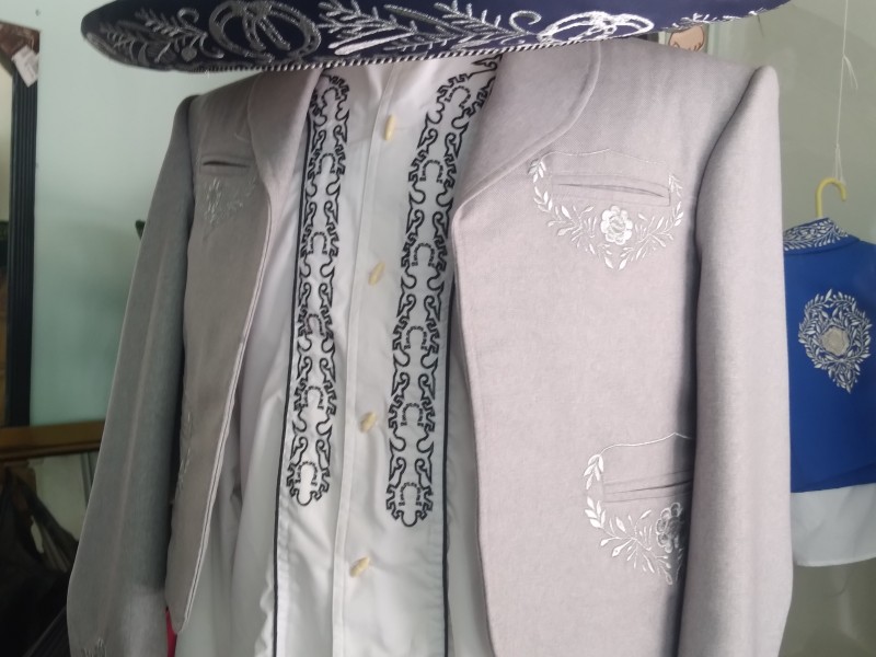 Calimayenses confeccionan trajes de charro