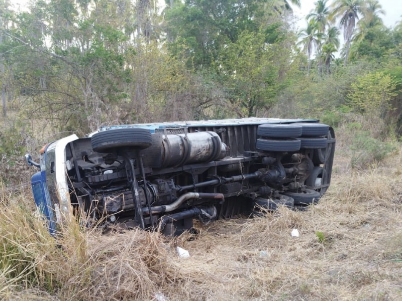 Camión Torton quedó volteado en carretera Acapulco-Zihuatanejo