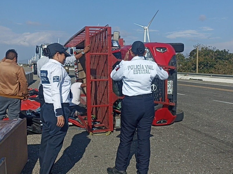 Camioneta con muebles sufre volcadura en el Istmo por vientos