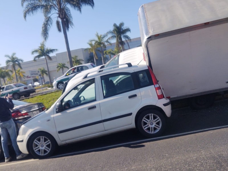 Camioneta de carga embiste a compacto, en Plaza Américas